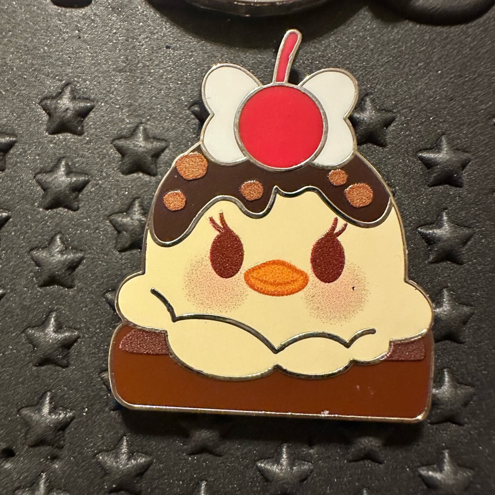 ✨3 for $32✨ Daisy Munchling Mystery Pin